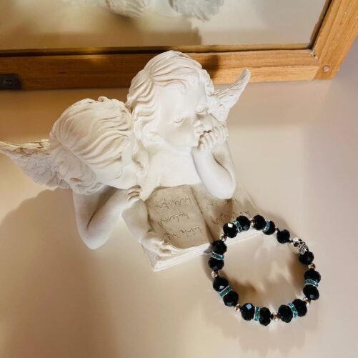 Strass-Armband mit schwarzen Perlen, Zierelementen und Totenkopf
